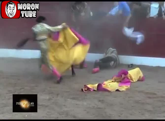 Video :A bull nearly kills a bullfighter
